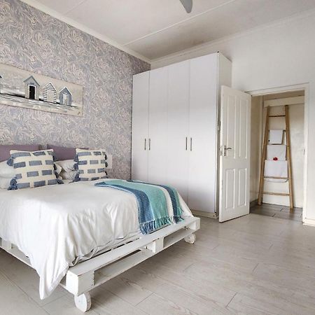 Blue'S Guest House - East London Bonza Bay Экстерьер фото