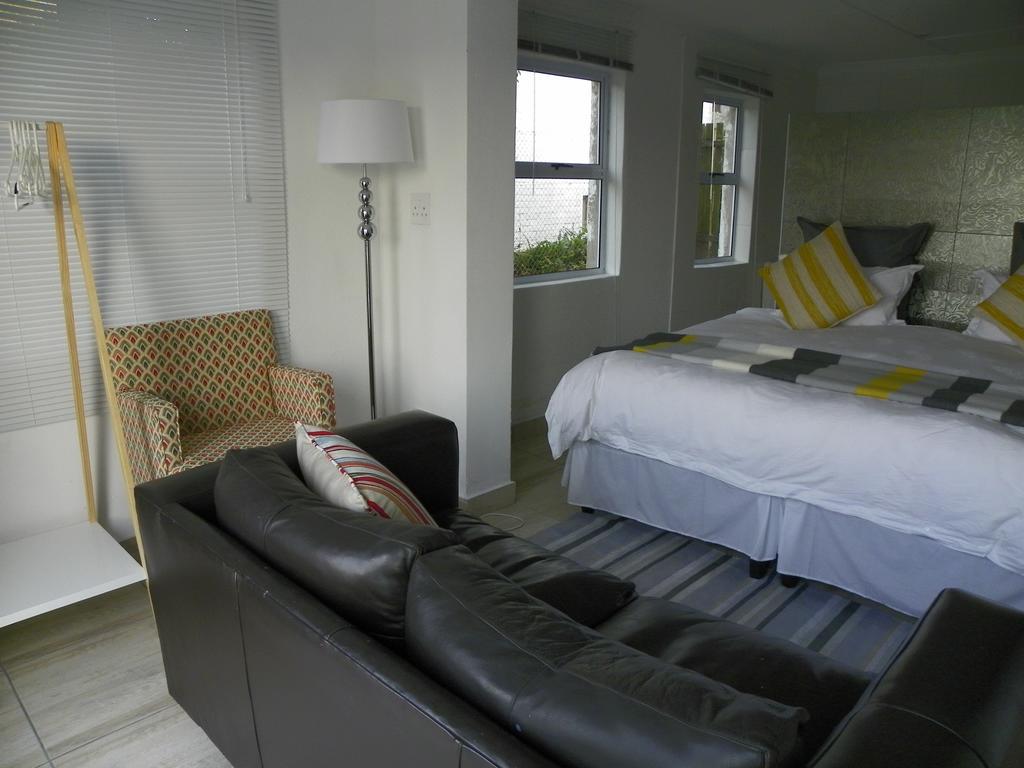 Blue'S Guest House - East London Bonza Bay Экстерьер фото