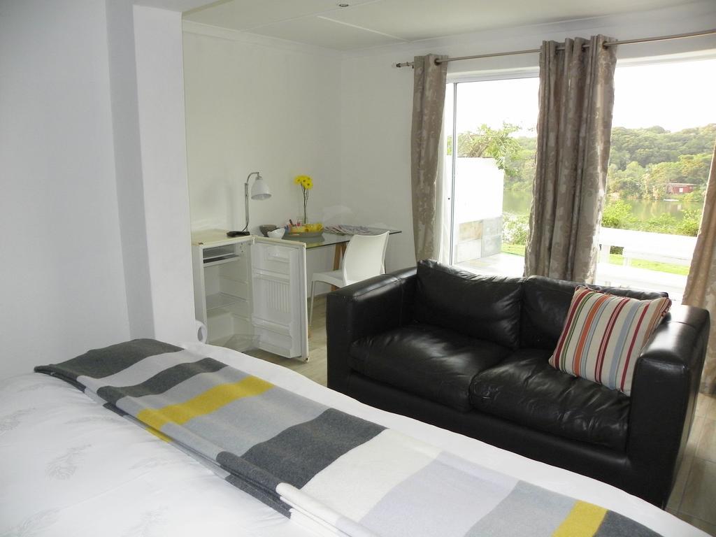 Blue'S Guest House - East London Bonza Bay Экстерьер фото