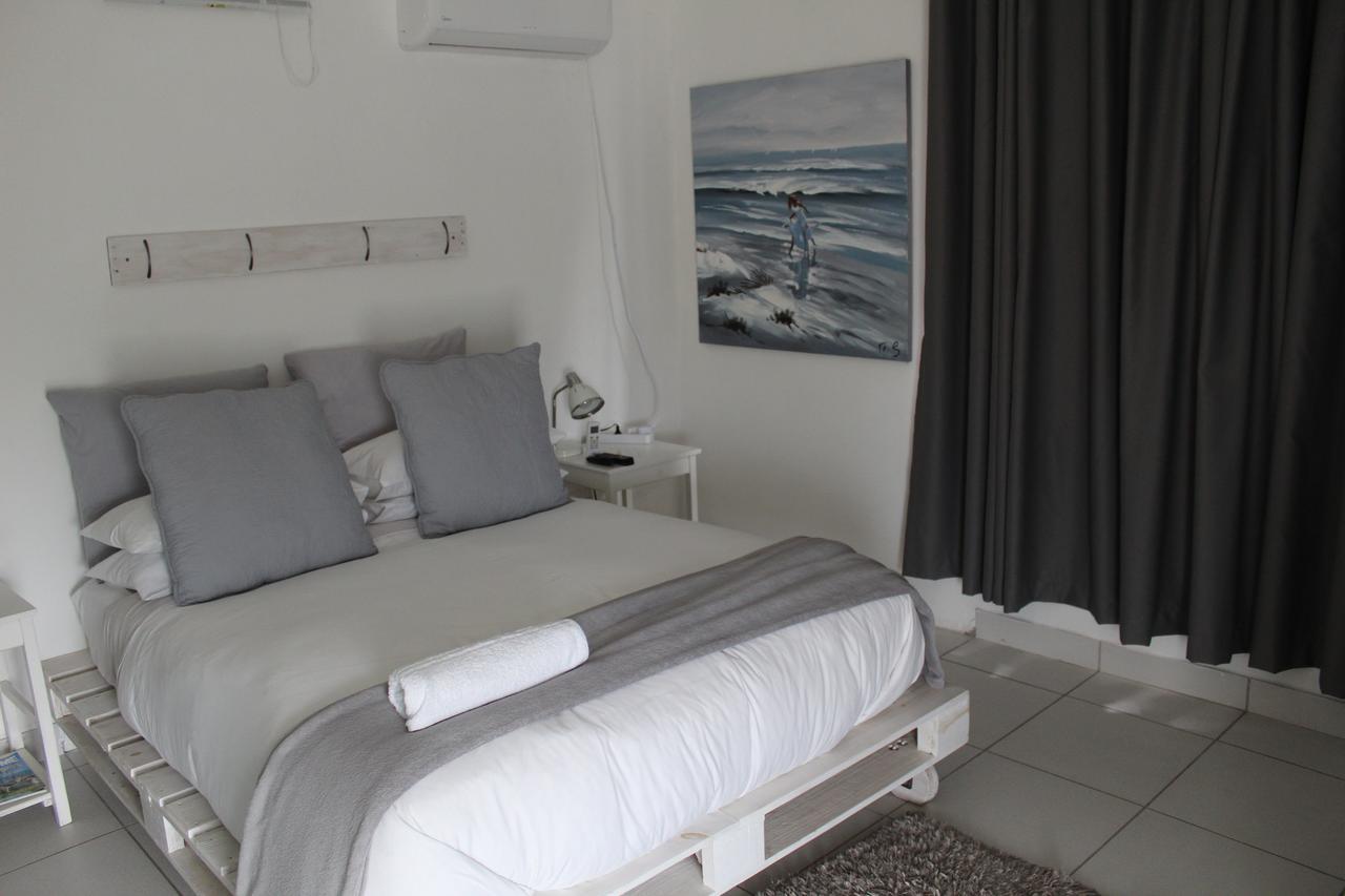 Blue'S Guest House - East London Bonza Bay Экстерьер фото