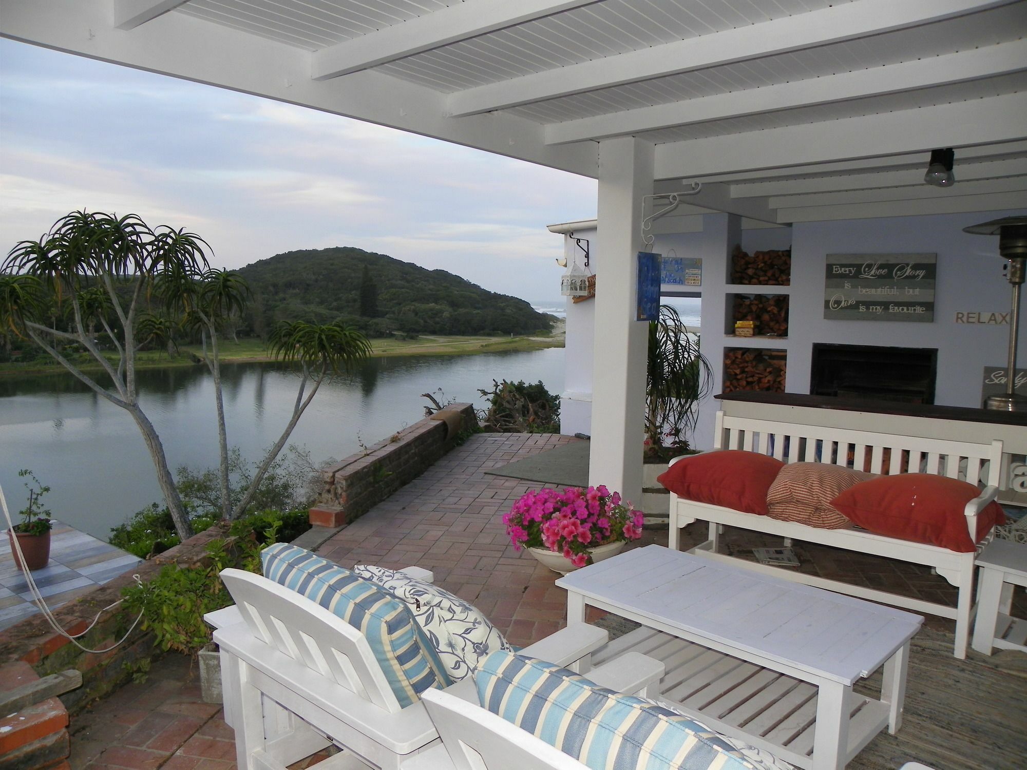 Blue'S Guest House - East London Bonza Bay Экстерьер фото
