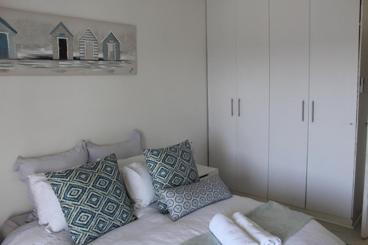 Blue'S Guest House - East London Bonza Bay Экстерьер фото